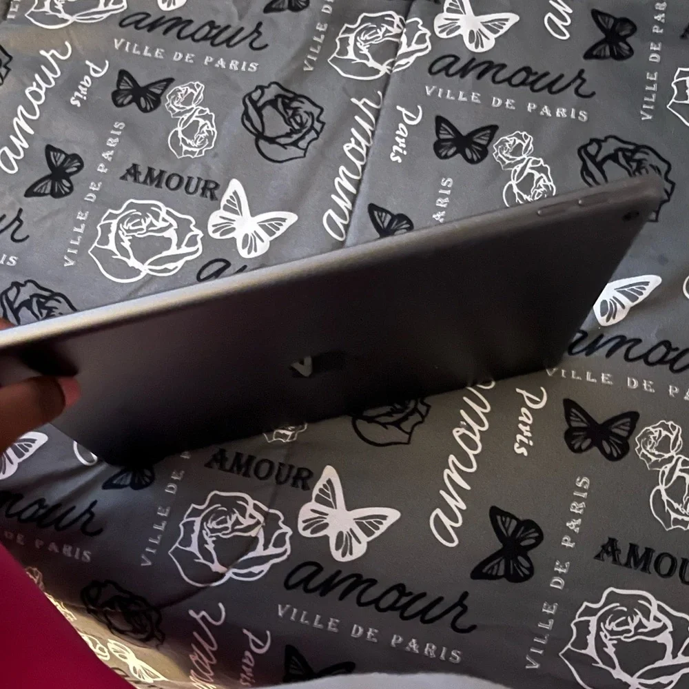 iPad 9th gen (comes with the box)